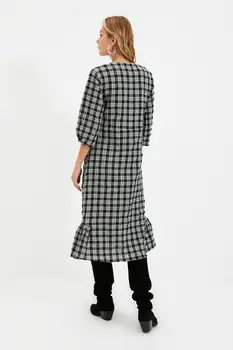Modni checkered haljina s V-izrez TWOAW22EL0466